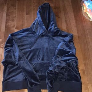 i’m selling a halter top sweater